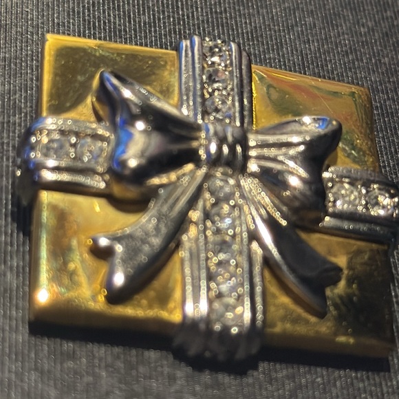 70's Brooch LCi Bow Box Shape Brooch Liz Claiborne Crystal Rhinestones - Picture 3 of 5